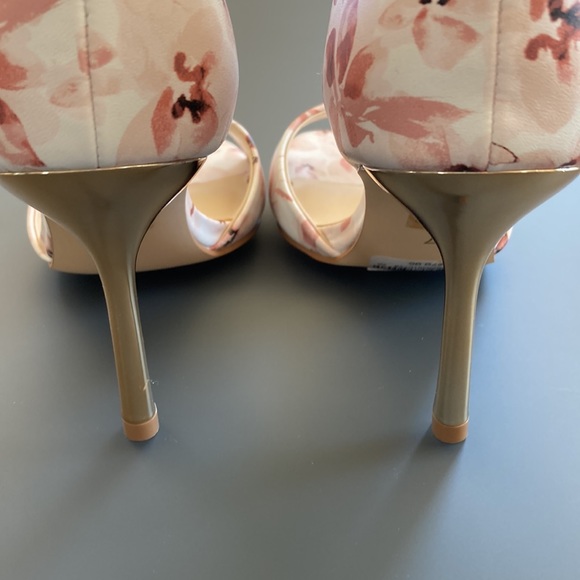 Brand new Le Château sandals never worn - Picture 2 of 4